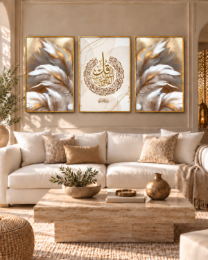 Tableau Al-Falaq et plumes accroché dans un intérieur