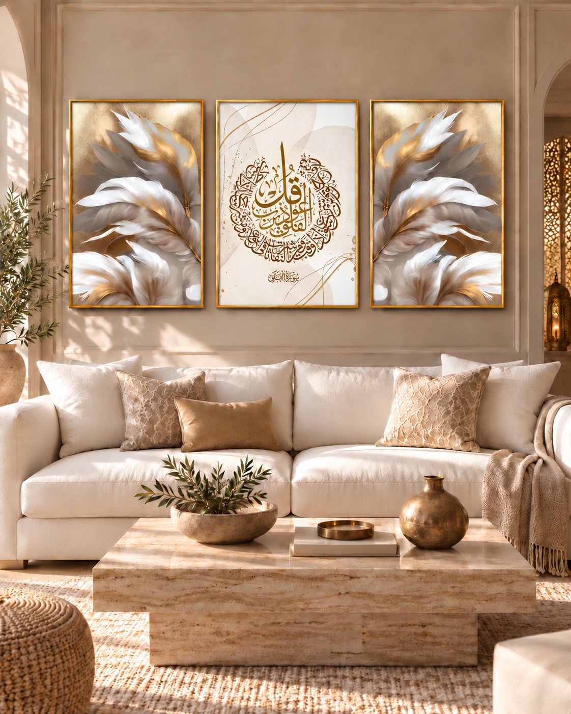 Tableau Al-Falaq et plumes accroché dans un intérieur
