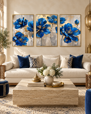 Tableau Fleurs bleu roi accroché dans un intérieur