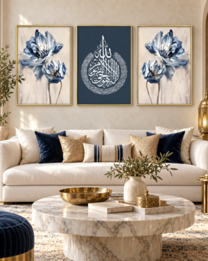 Tableau Lotus bleus accroché dans un intérieur