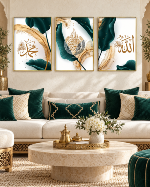 Tableau Monstera et calligraphie accroché dans un intérieur